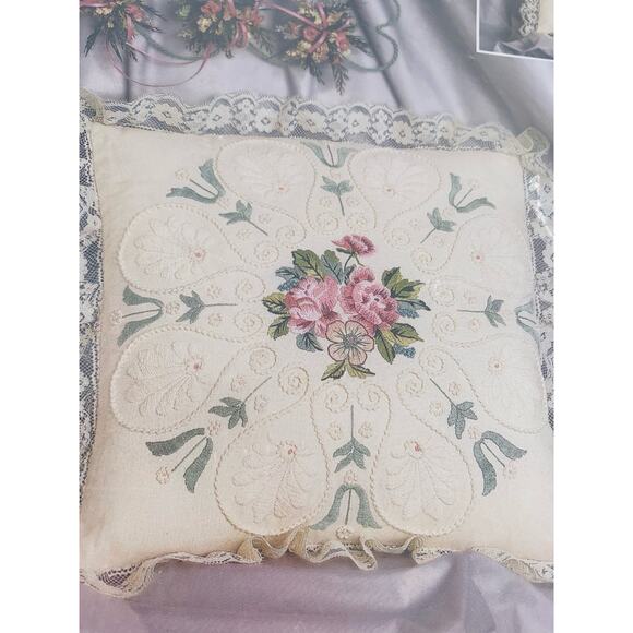 Vintage Candlewicking Embroidery Pillow Kit Candamar Designs Roses On Lace 80198 - Picture 5 of 7
